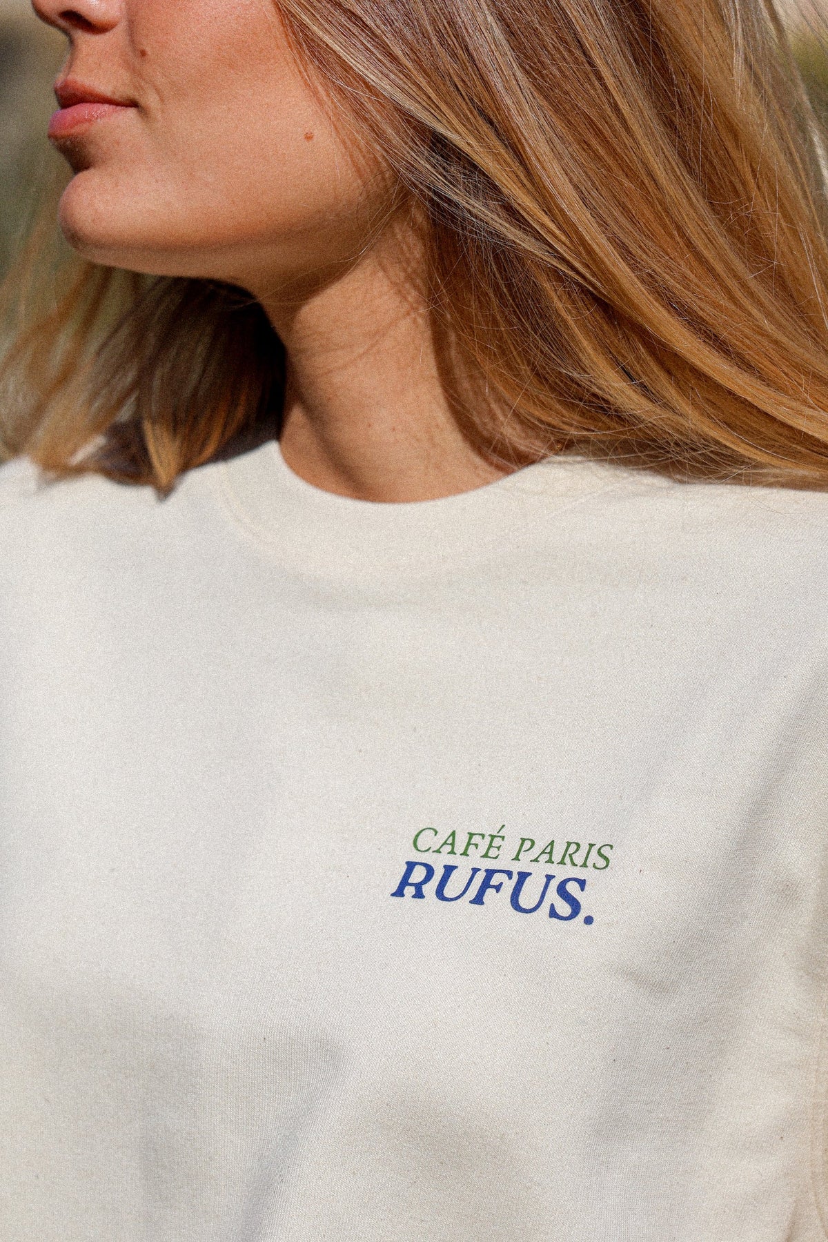 Sweat parisien Café Paris Rufus Paris écru, porté