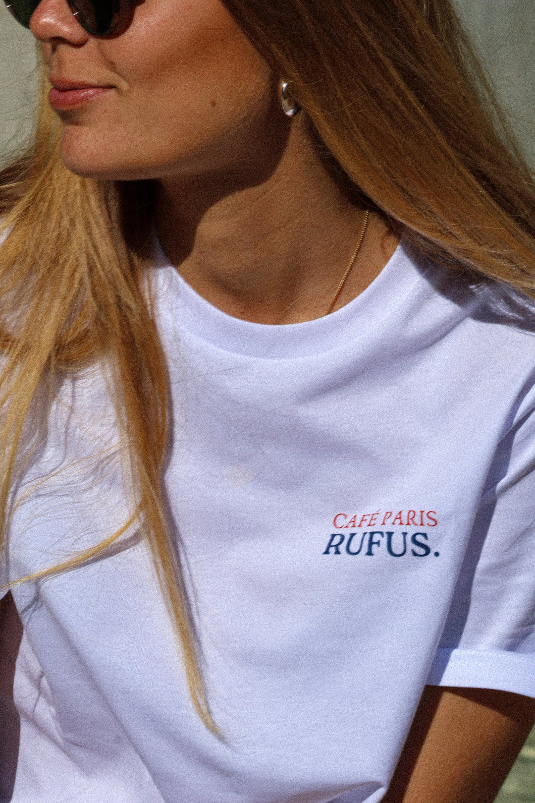 T-shirt blanc Café Paris Rufus Paris en 100 % coton biologique, porté