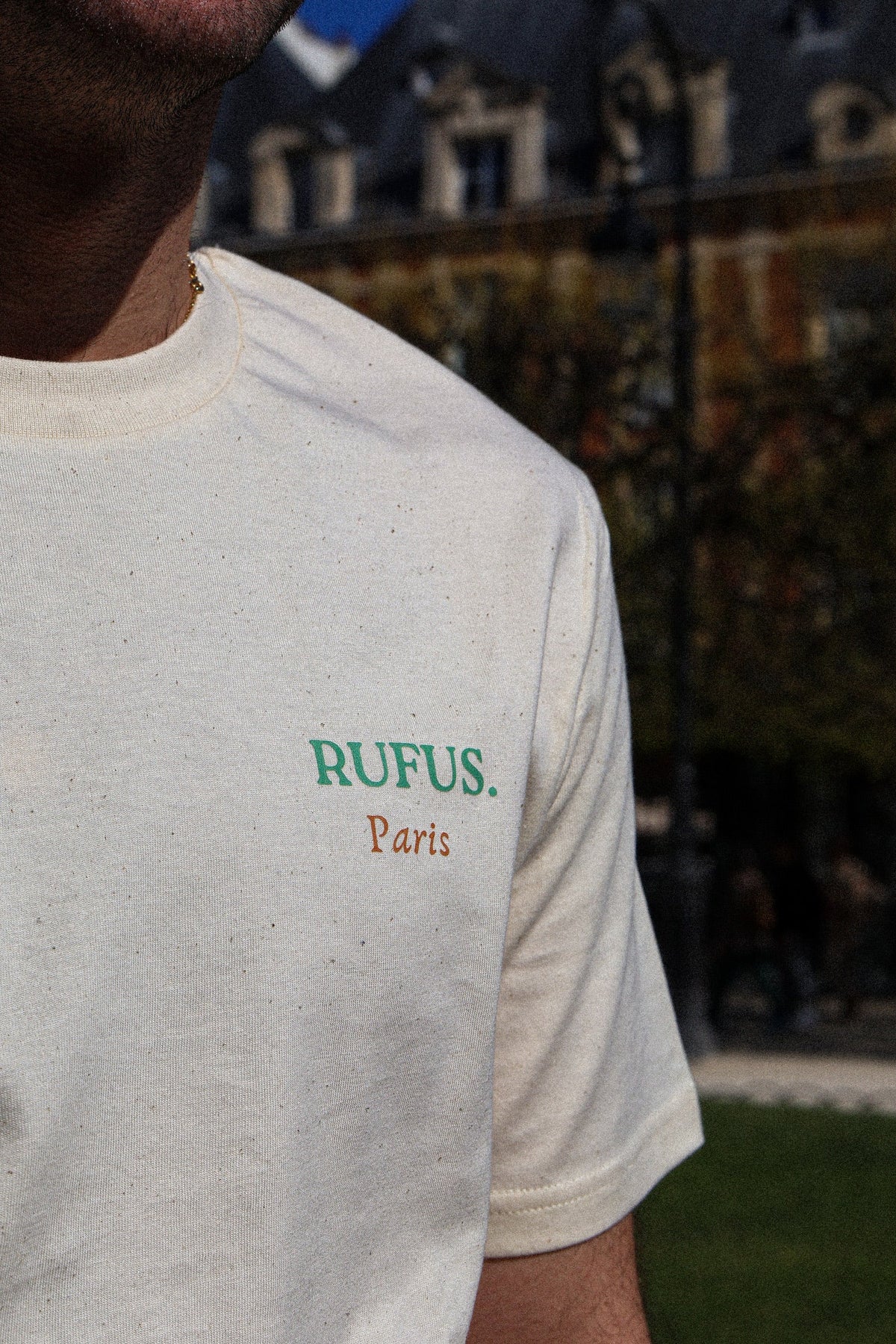 Détail du motif Rufus Paris sur un t-shirt Le Luco en coton biologique