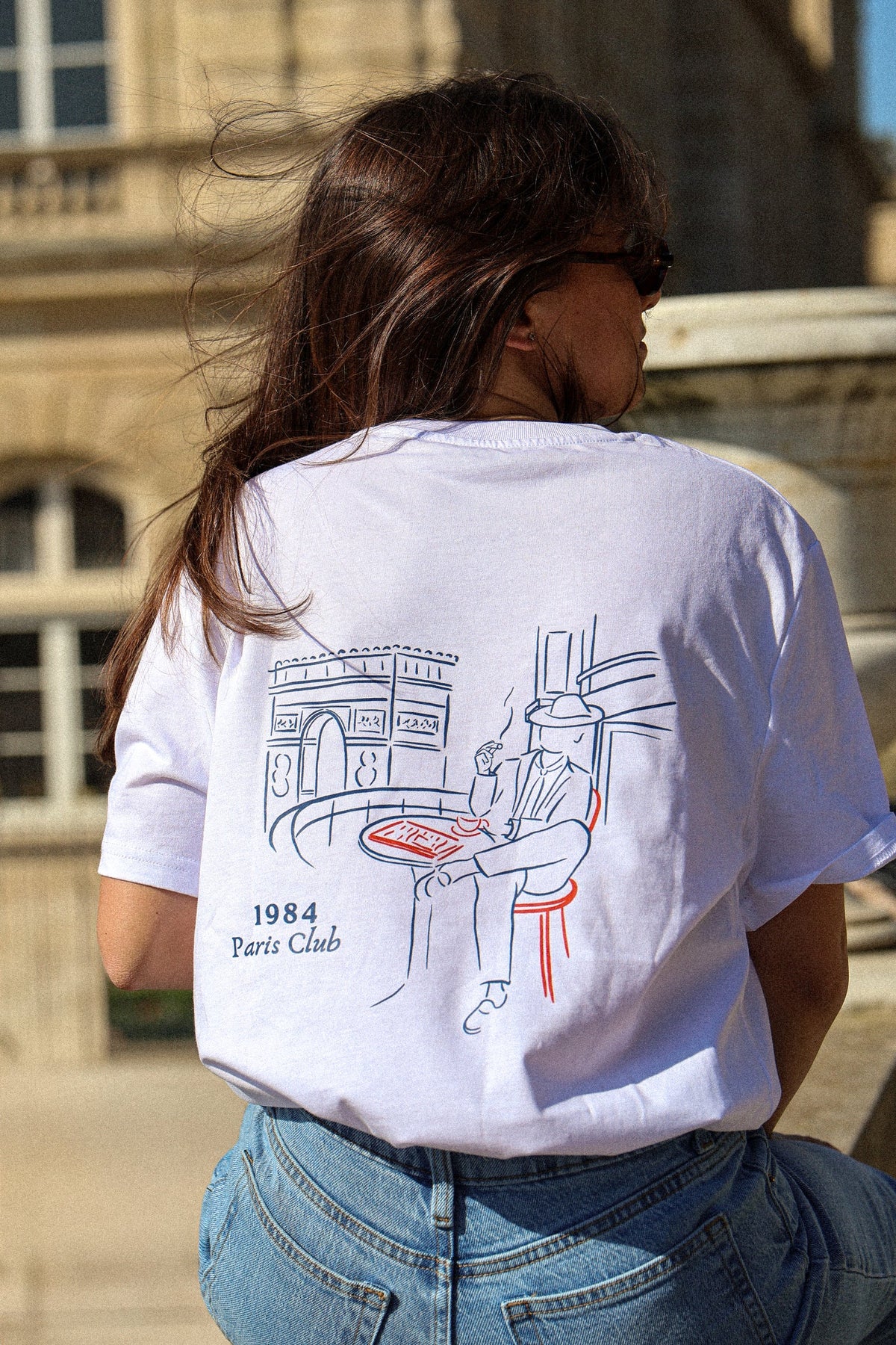 T-shirt Paris Club de la collection Paris 1984 Rufus Paris, porté de dos à Paris