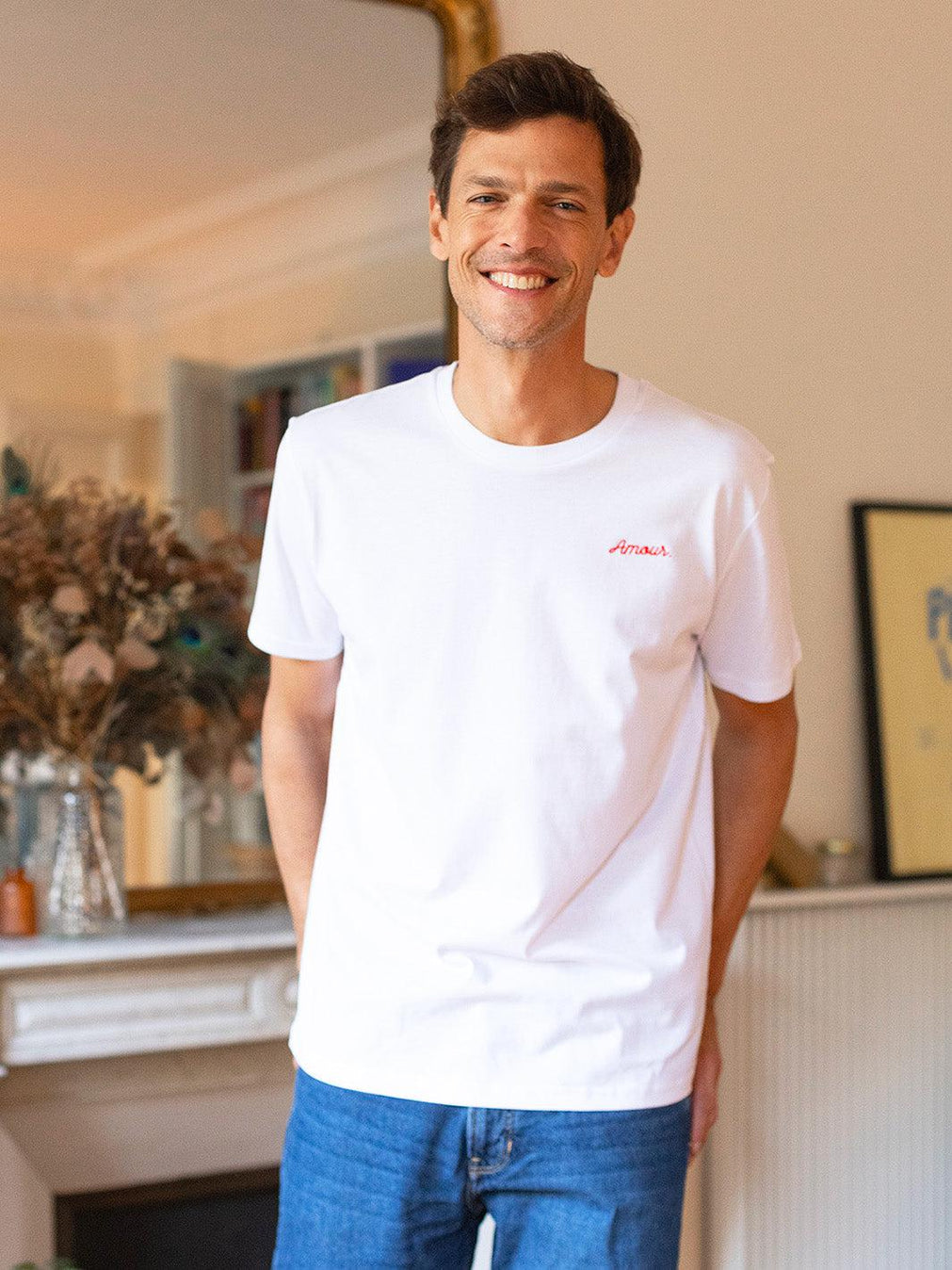 Le Basique t-shirt blanc brodé « Amour. » Rufus Paris, porté