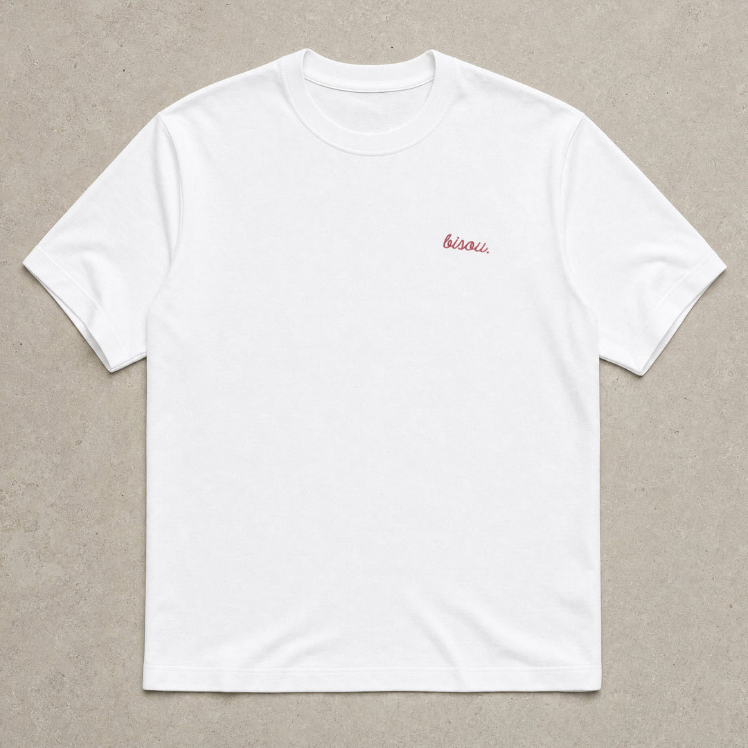 Rufus Packshot 2026 · Le Basique · Brodé « Bisou. » · Blanc · Logo Rouge