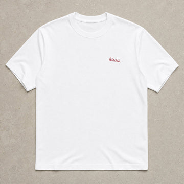 Rufus Packshot 2026 · Le Basique · Brodé « Bisou. » · Blanc · Logo Rouge