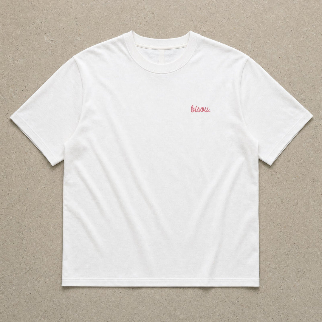 Rufus Packshot 2026 · Le Basique · Brodé « Bisou. » · Blanc · Logo Rose