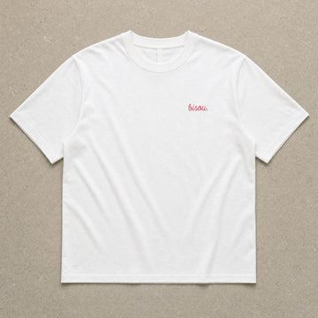 Rufus Packshot 2026 · Le Basique · Brodé « Bisou. » · Blanc · Logo Rose
