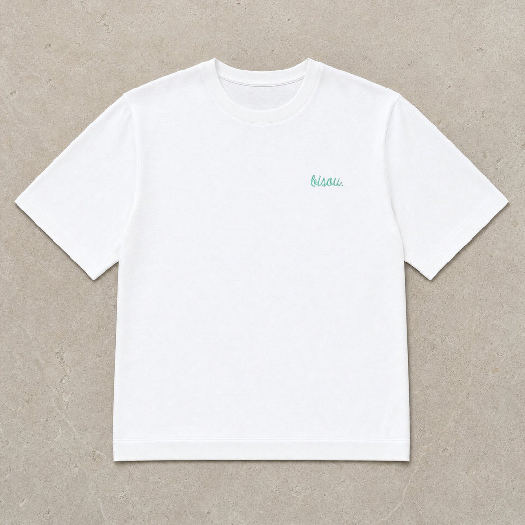 Rufus Packshot 2026 · Le Basique · Brodé « Bisou. » · Blanc · Logo Vert