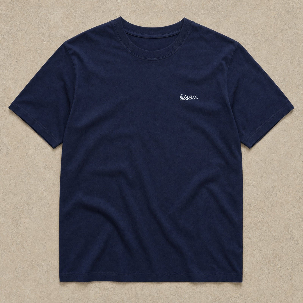 Bisou bleu marine, broderie blanche