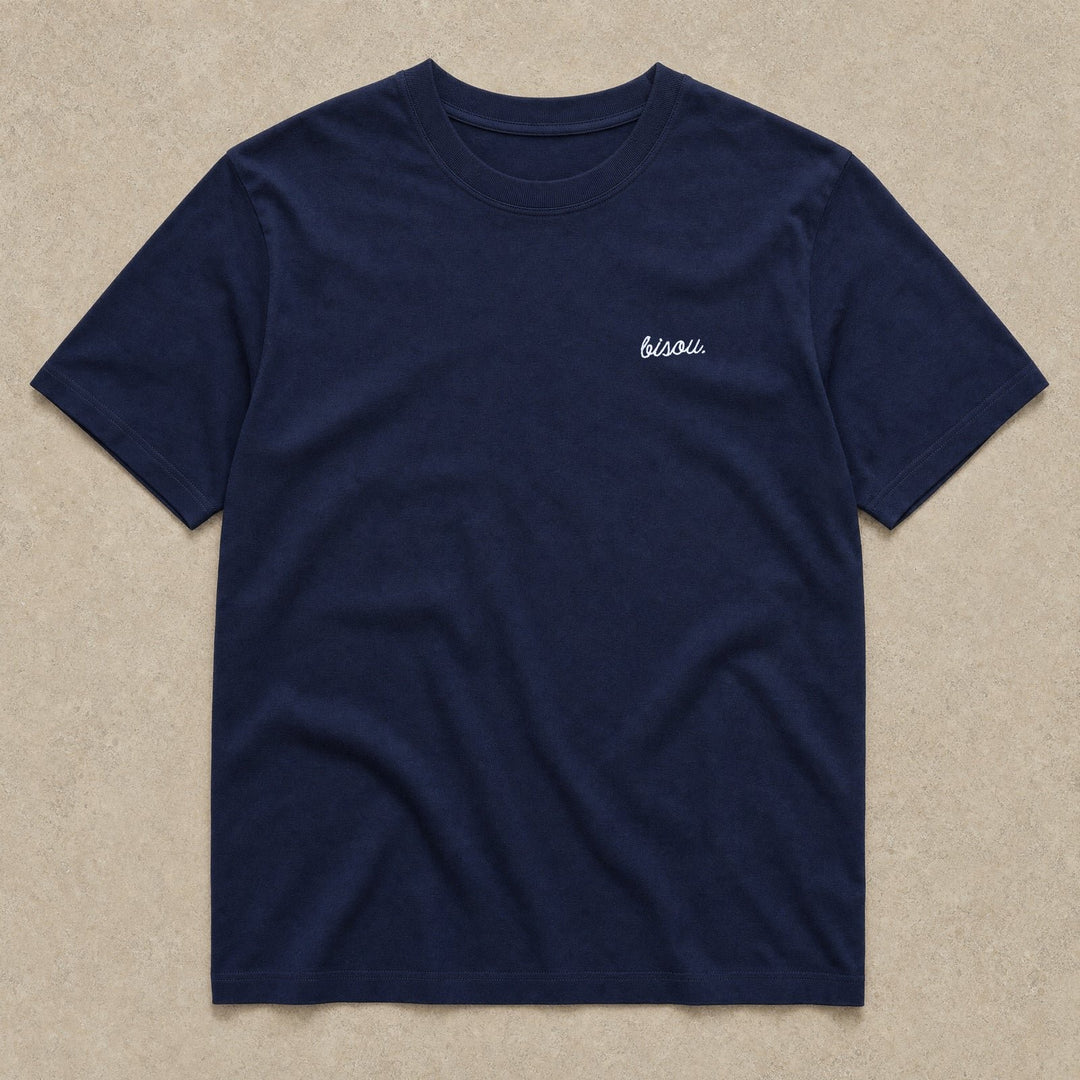 Rufus Packshot 2026 · Le Basique · Brodé « Bisou. » · Bleu marine · Logo Blanc