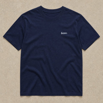 Rufus Packshot 2026 · Le Basique · Brodé « Bisou. » · Bleu marine · Logo Blanc