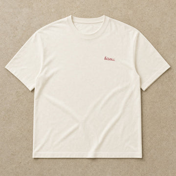 Rufus Packshot 2026 · Le Basique · Brodé « Bisou. » · Crème · Logo Rouge