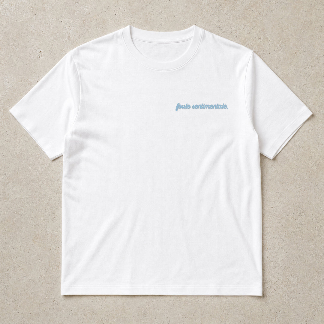 Rufus Packshot 2026 · Le Basique · Brodé « Foule sentimentale. » · Blanc · Logo Bleu