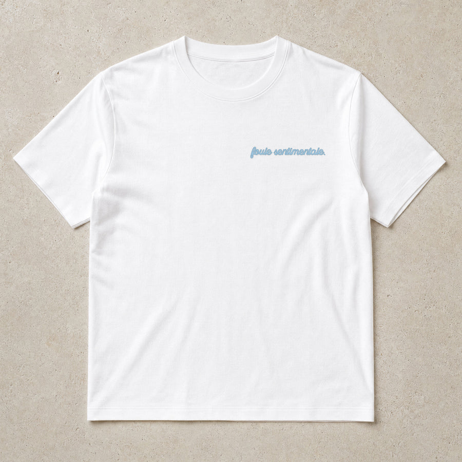 Rufus Packshot 2026 · Le Basique · Brodé « Foule sentimentale. » · Blanc · Logo Bleu