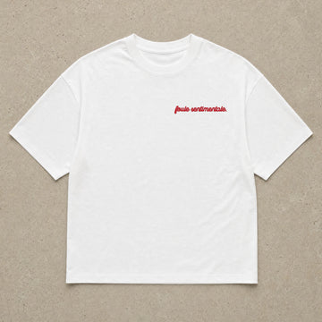 Rufus Packshot 2026 · Le Basique · Brodé « Foule sentimentale. » · Blanc · Logo Rouge