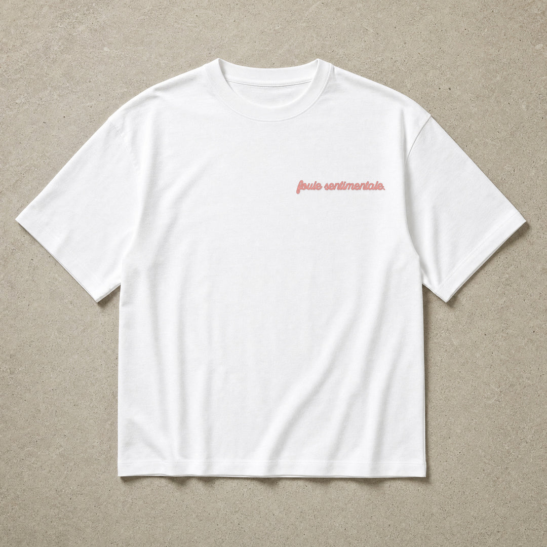 Rufus Packshot 2026 · Le Basique · Brodé « Foule sentimentale. » · Blanc · Logo Rose