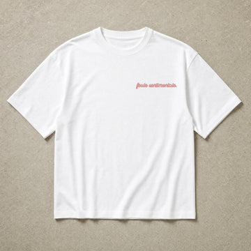 Rufus Packshot 2026 · Le Basique · Brodé « Foule sentimentale. » · Blanc · Logo Rose