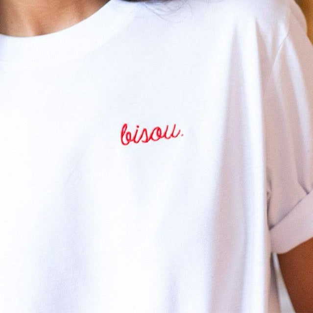 T-Shirt Bisou, blanc, brodé rouge, porté