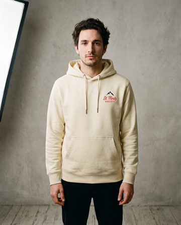 Alpes 1984 · St. Moritz Society · Le Sweat à capuche · porté studio de face