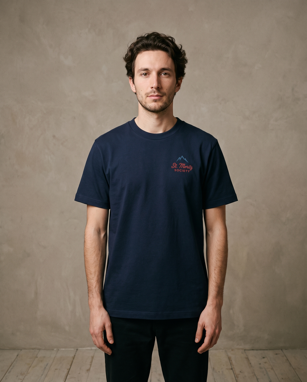 Alpes 1984 · St. Moritz Society · Le T-Shirt · porté studio de face
