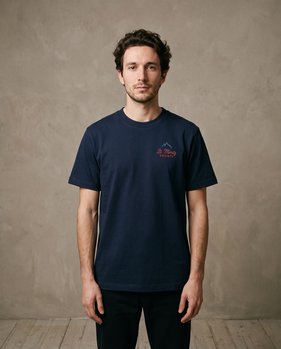 Alpes 1984 · St. Moritz Society · Le T-Shirt · porté studio de face