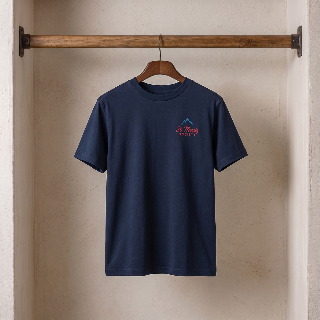 Alpes 1984 · St. Moritz Society · Le T-Shirt · packshot fond minéral continu