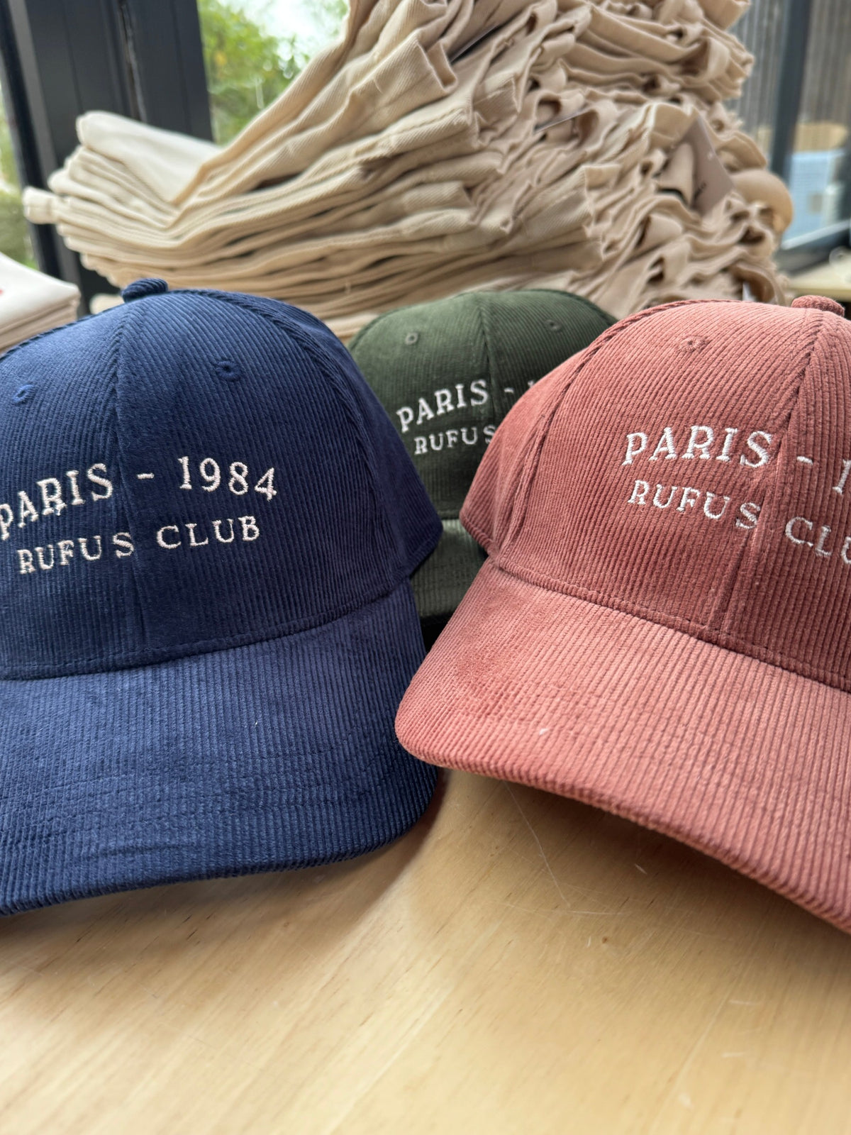 Casquettes Rufus Club en velours côtelé, brodées Paris 1984