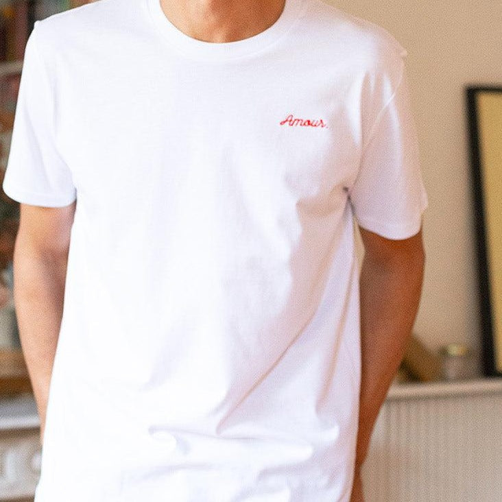 Le Basique, t-shirt brodé Amour, blanc, porté