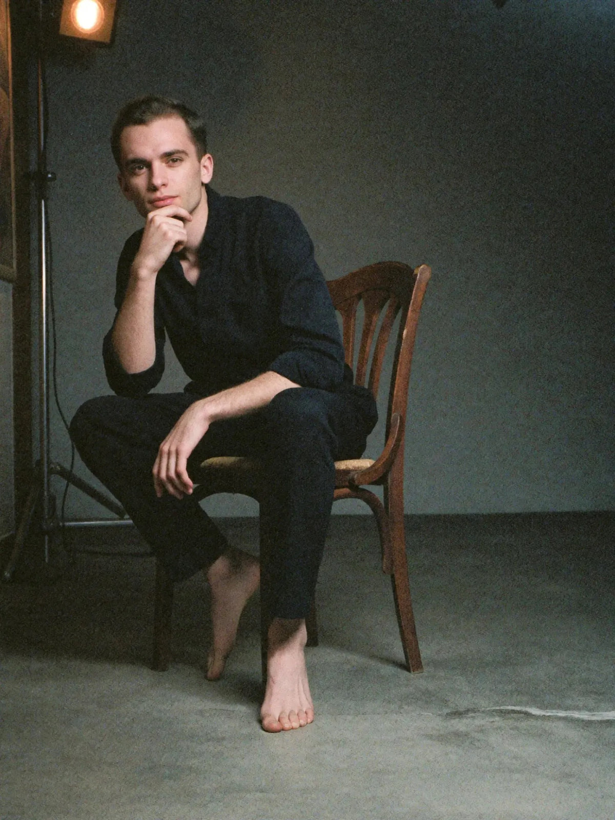 Quentin Clenet, à la tête de Rufus Paris, pieds nus dans un studio