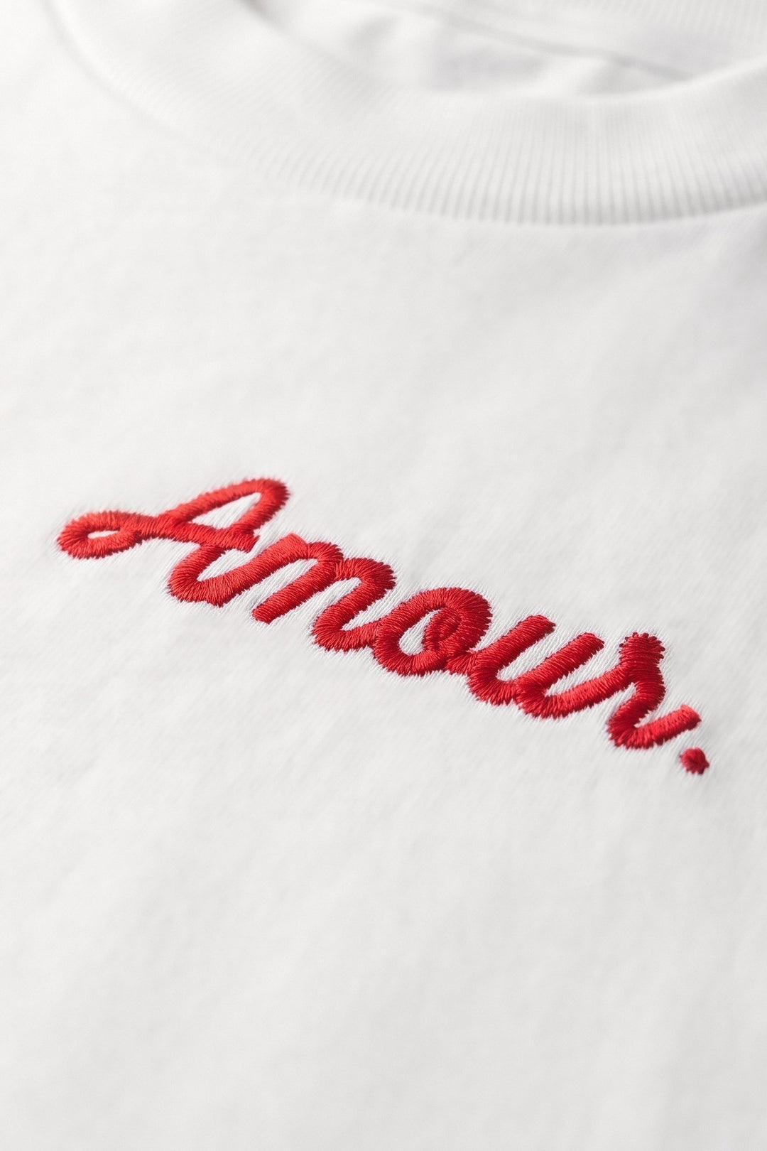 Broderie rouge Amour. en gros plan sur t-shirt blanc