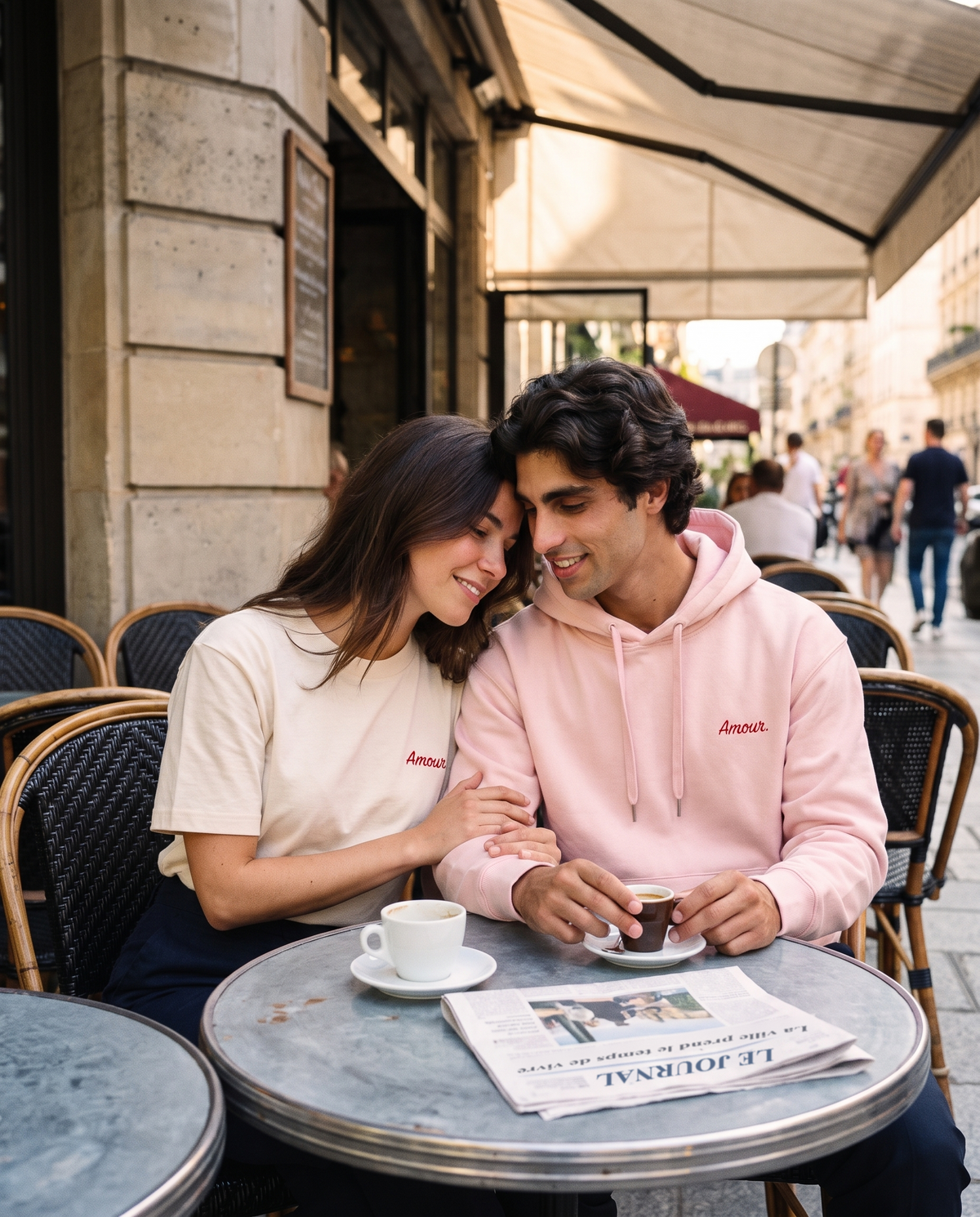 Couple portant Rufus à la terrasse d'un café parisien